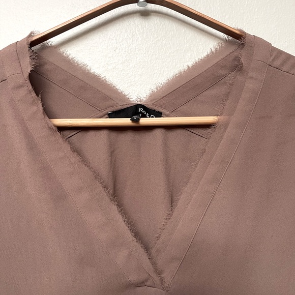 Ro & De V Neck/ Back Blouse, Taupe Sz M - Picture 2 of 6